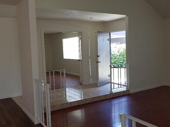 5th image of 920 S Park Cir APT 1
