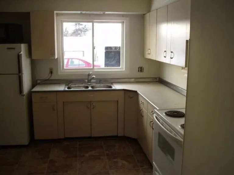704 Robinwood Ln — Photo 1