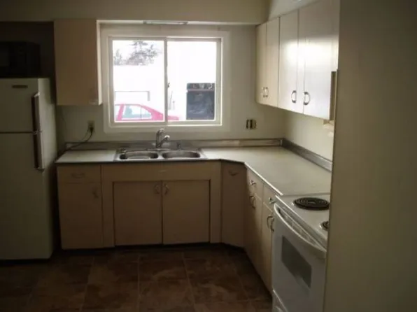 704 Robinwood Ln, Hopkins, MN 55305