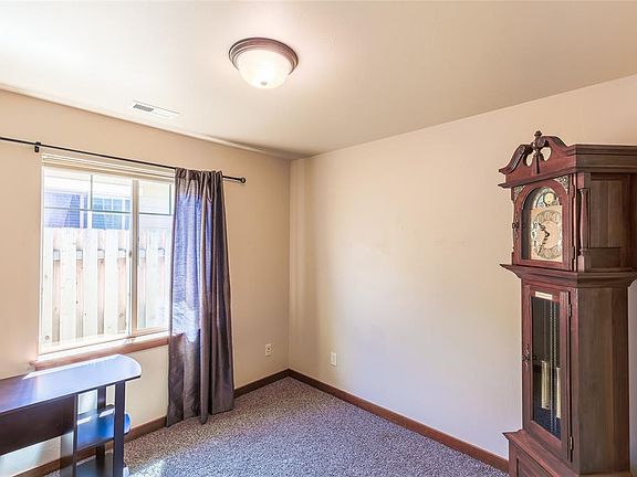 5th image of 944 Twin Lakes Ave