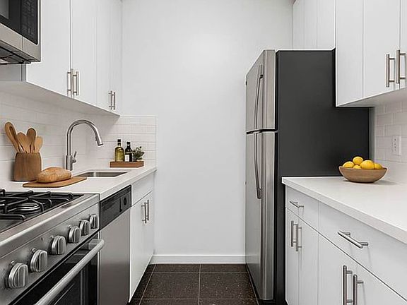 4th image of 165 E 35th St APT 15B