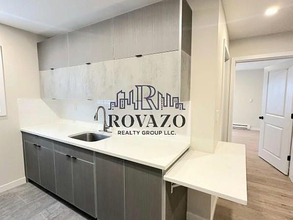 4th image of 325 Littleton Ave APT 1A