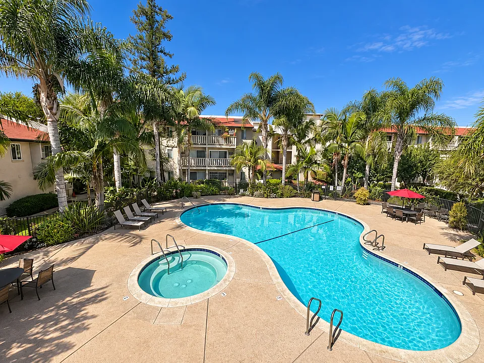 Villa La Paloma Apartments | 7722 Reseda Blvd