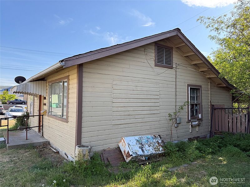 3rd image of 602 Cedar Street