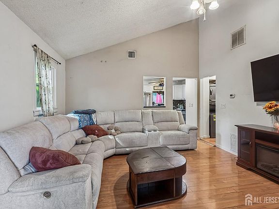 5th image of 2 Culver Ln
