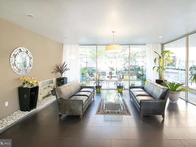 1210 N Taft St #201 — Photo 5