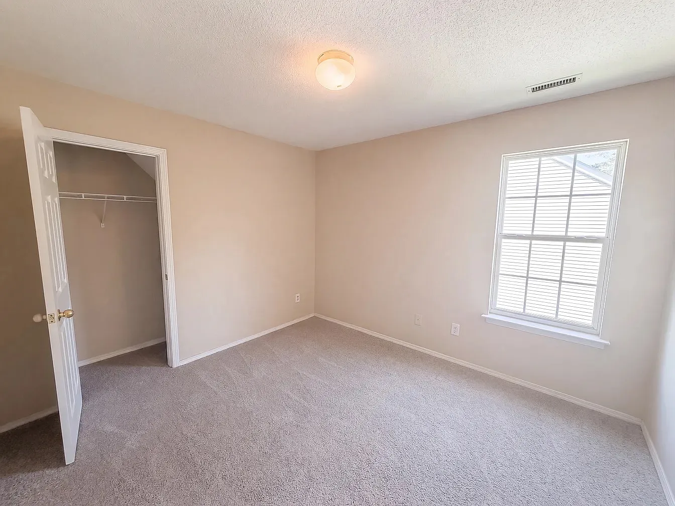 3 bed, 2085 sqft, $2,700 — Photo 3
