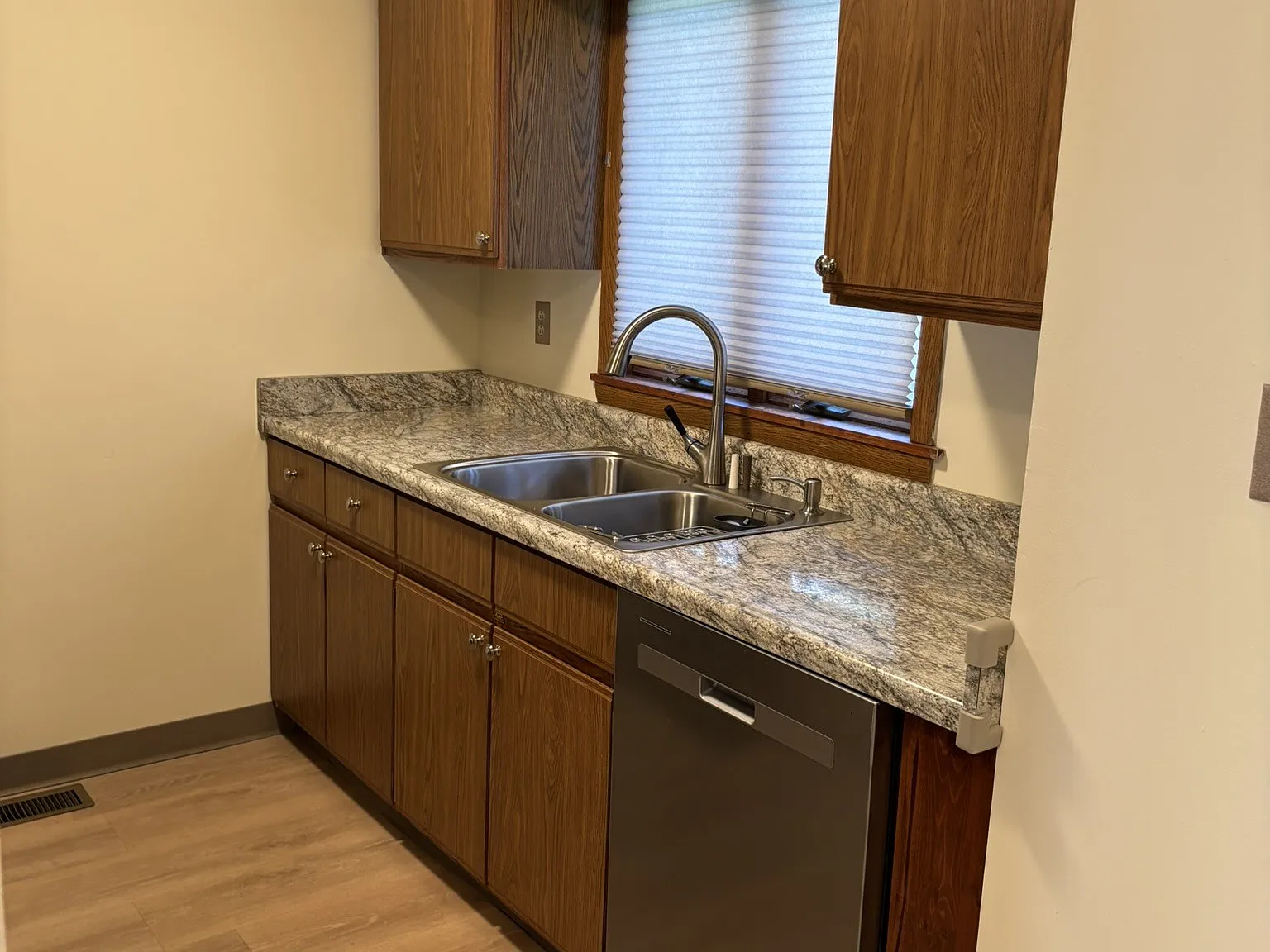 2 bed, 1200 sqft, $1,250 — Photo 4