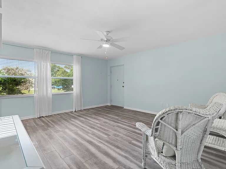 209 NE Lincoln Cir N #109 — Photo 9