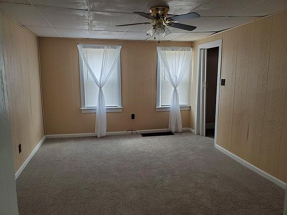 Living Room/Family Room (Room to be painted)