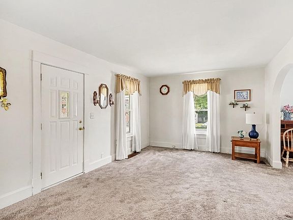 4th image of 220 Victoria Ave