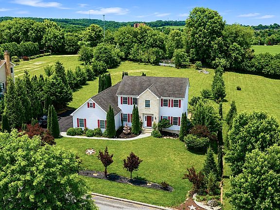 4th image of 2760 New England Dr