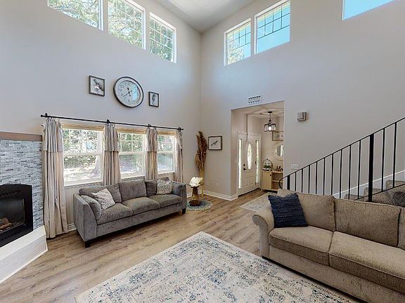 4th image of 906 Pioneer Ln