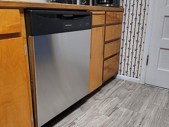 3rd image of 415 Sunset Dr
