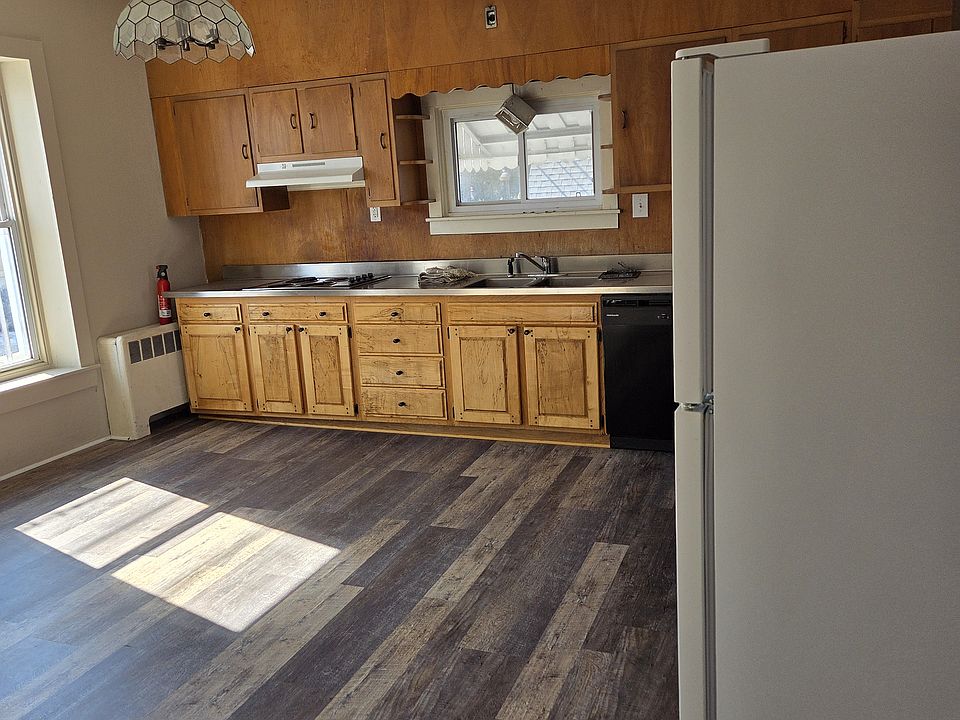 Full sized kitchen, electric stove, dishwasher, oven, fridge, pantry, washer/dryer hook up