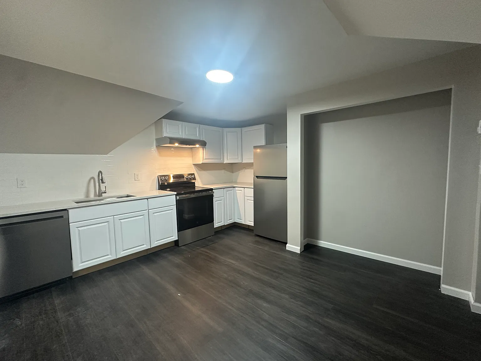 2 bed, 900 sqft, $1,850 — Photo 2