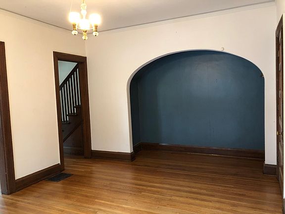 3rd image of 326 W Grand Ave