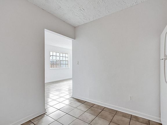 5th image of 2525 Superior St APT 4