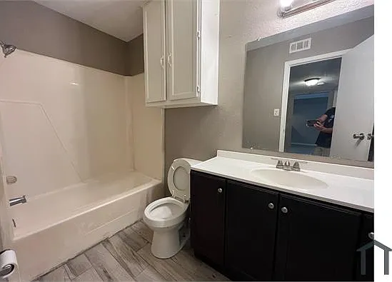 1842 Thompson St #3 — Photo 12