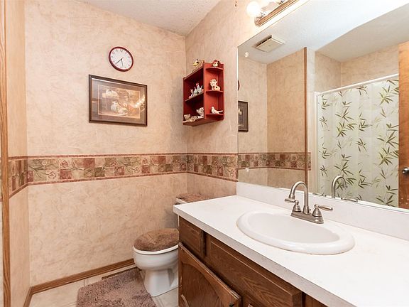 5th image of 627 Meadowlark Ln