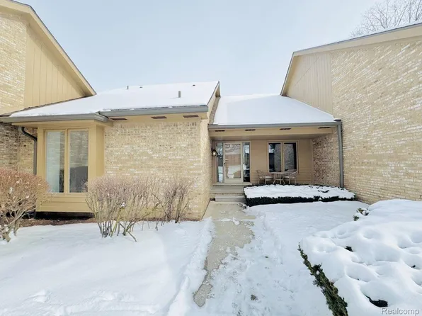 29524 Nova Valley Dr, Farmington, MI 48331