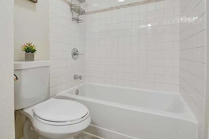 Super clean guest bathroom, full