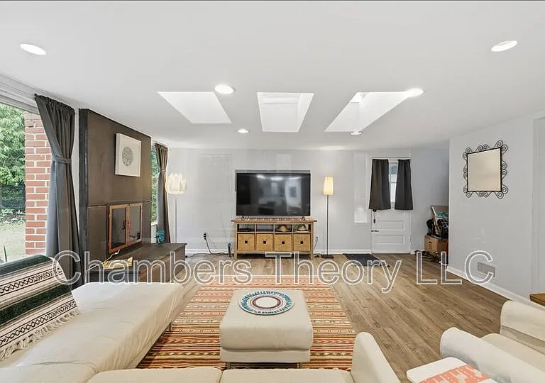 912 N Lexington St — Photo 15