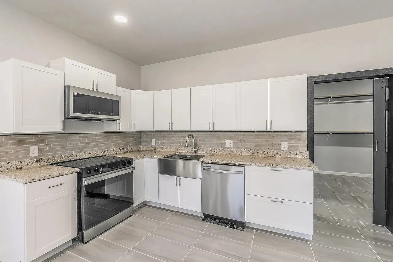 1 bed, 1050 sqft, $1,400 — Photo 4