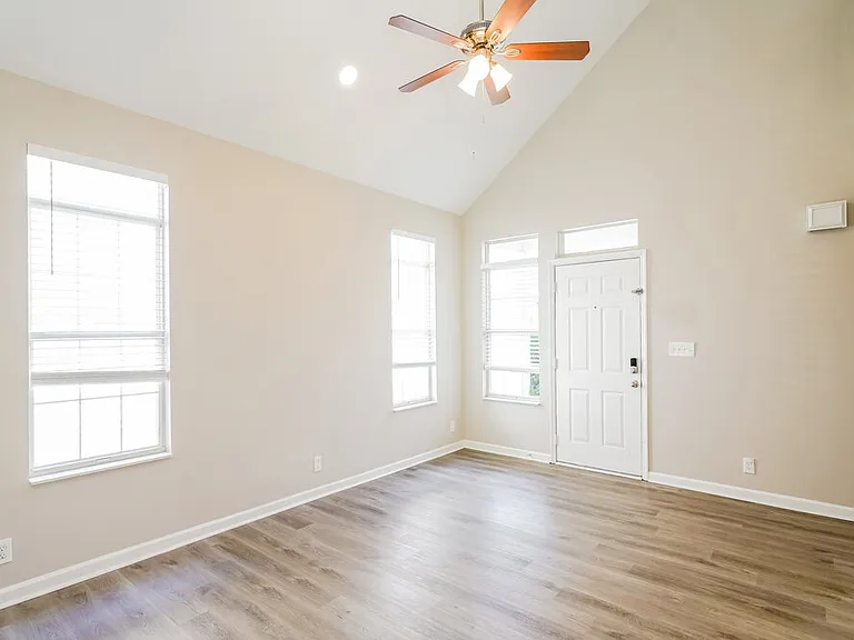 1208 Wembley Dr — Photo 5