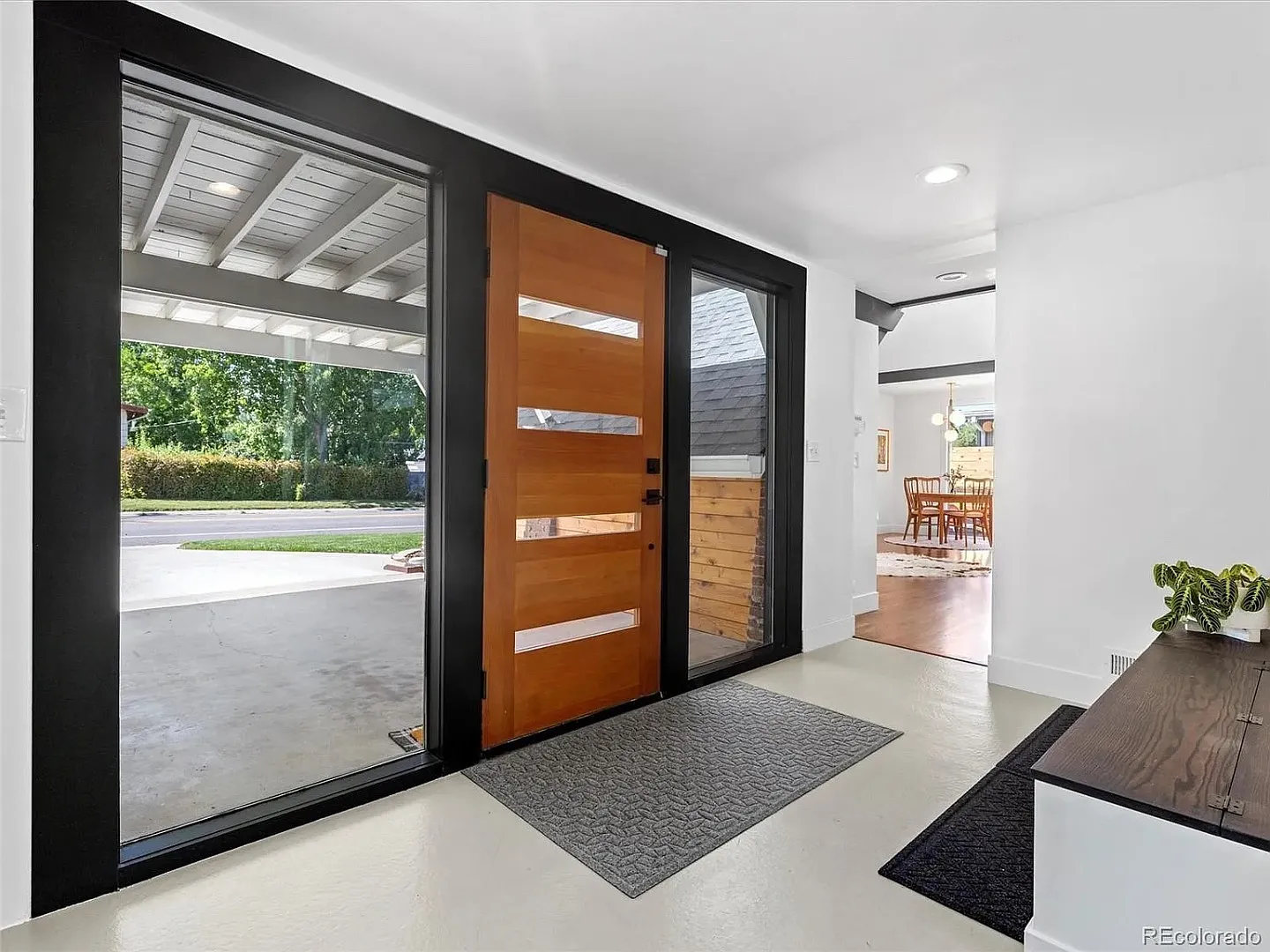 3 bed, 2.0 bath, 1639 sqft — Photo 4