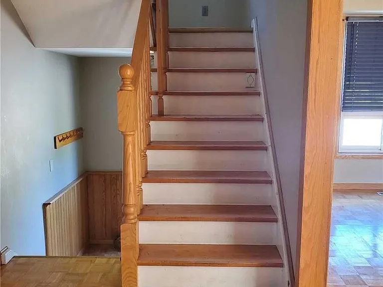 598 Middlewoods Dr — Photo 2