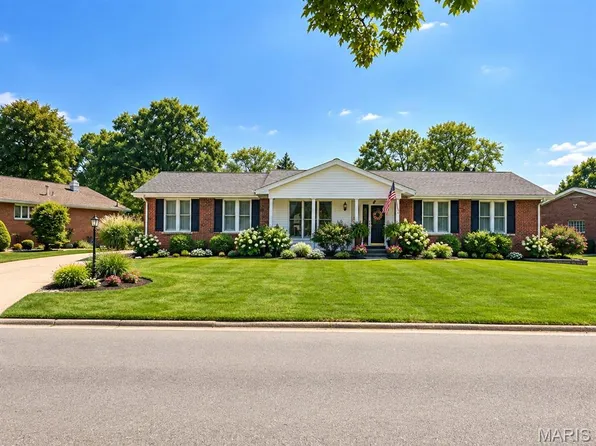 5213 Jerome Dr, Godfrey, IL 62035