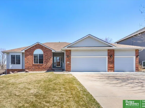 609 Fleetwood Dr, Papillion, NE 68133