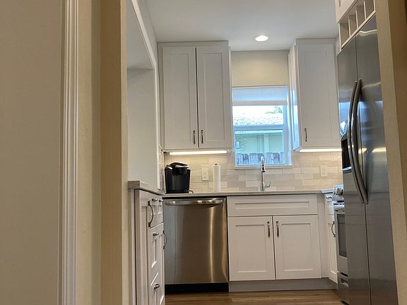 5th image of 704 SW 18th Ct
