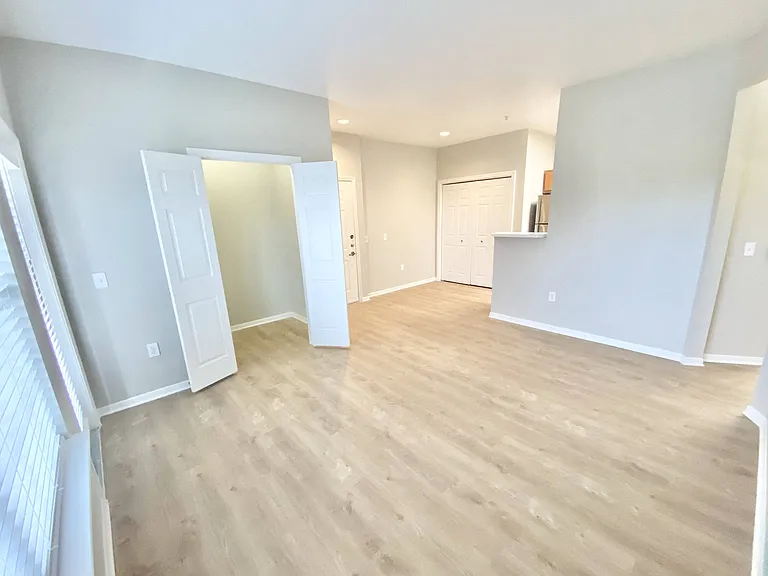 At Vance Jackson, we have all you need to feel right at home. Located in beautiful San Antonio, our prime location is near many restaurants, retail, and much more.