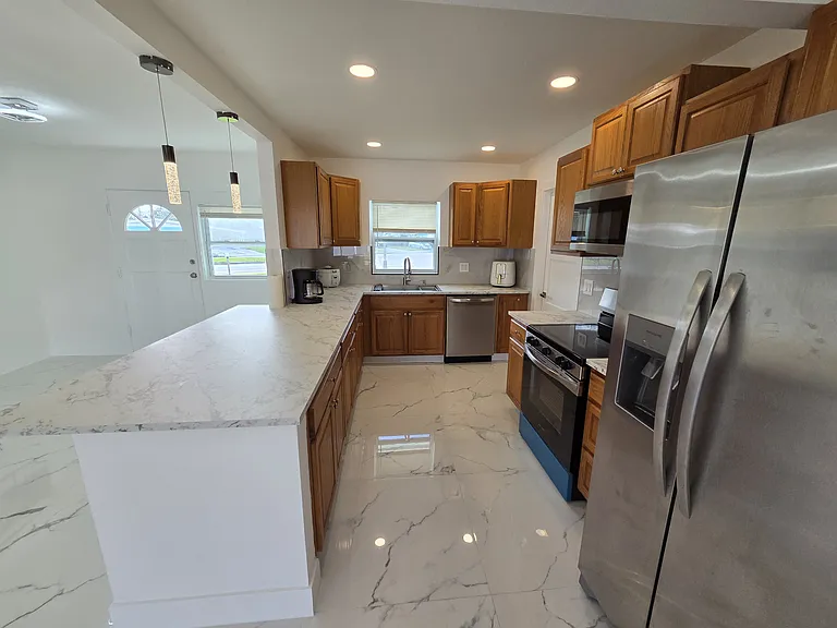 305 SE Airoso Blvd — Photo 7