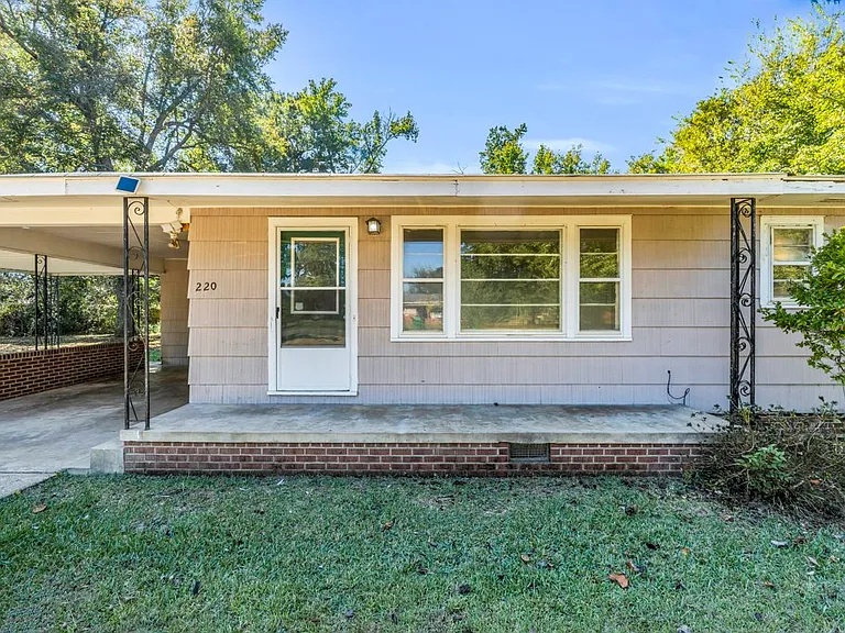 220 Rebecca Ln — Photo 2