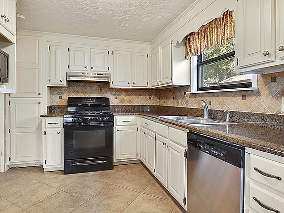 3rd image of 1111 Oakwood Dr
