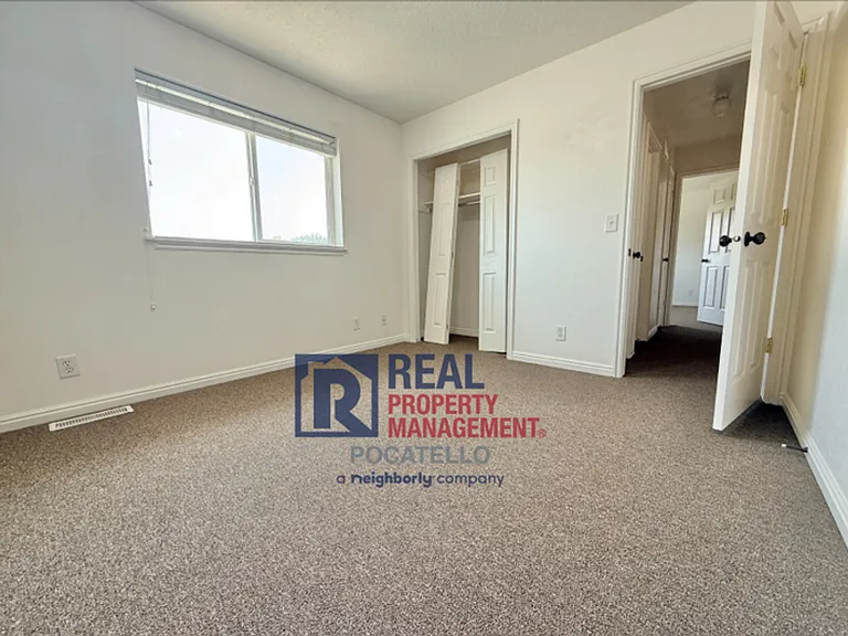 1586 Dustin Cir — Photo 17