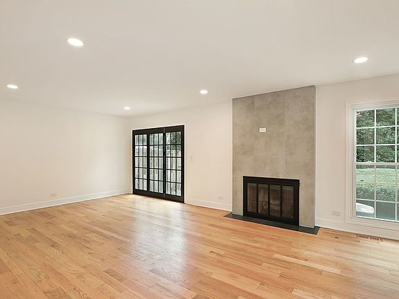 5th image of 823 Suffield Sq