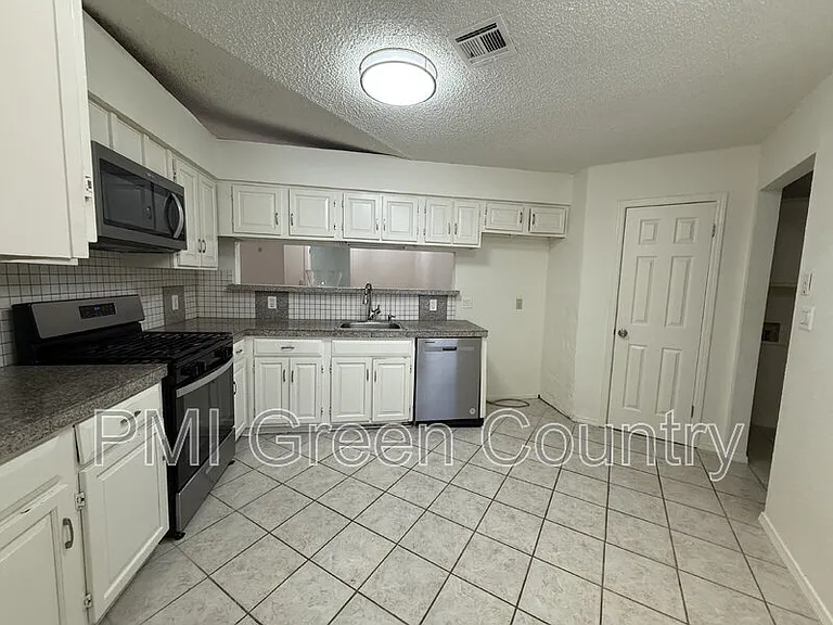 1203 W Austin St — Photo 5
