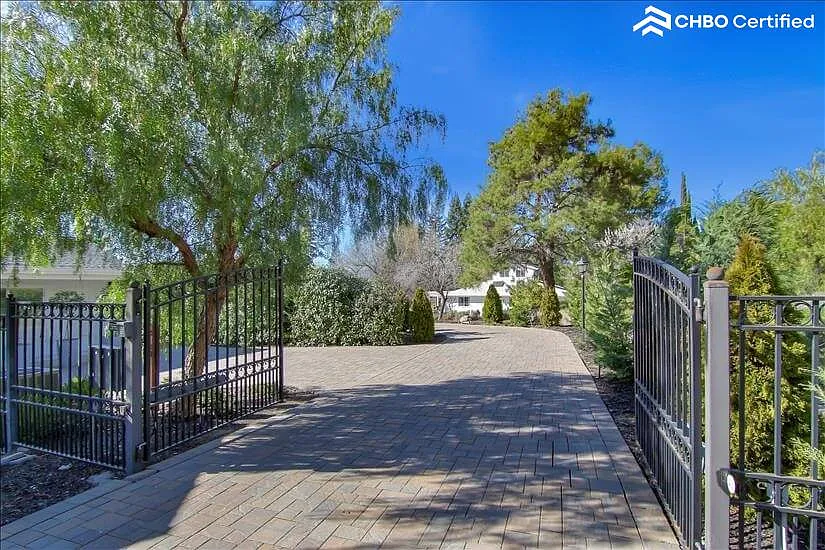Executive Guest House with Stunning View — Photo 4
