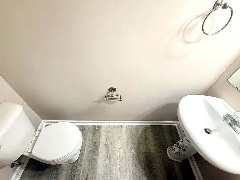 81 Essex Ct W — Photo 10