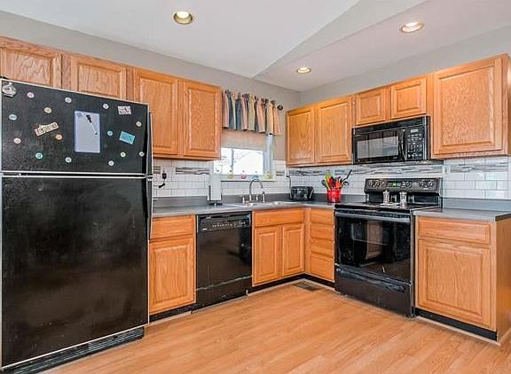 Updated kitchen with new ceramic backsplash and matching appliances!