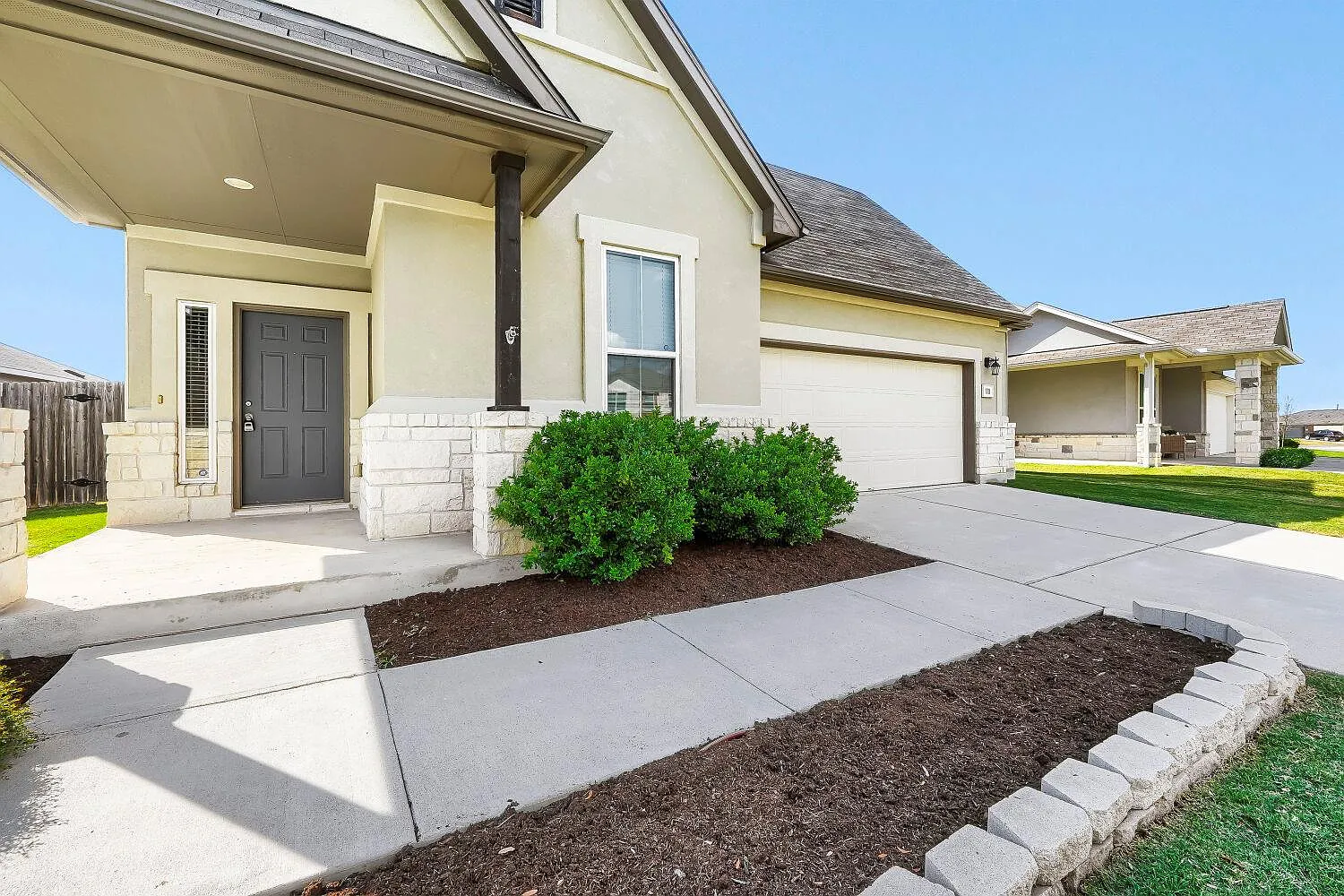 3 bed, 2.5 bath, 1956 sqft, $2,300 — Photo 2