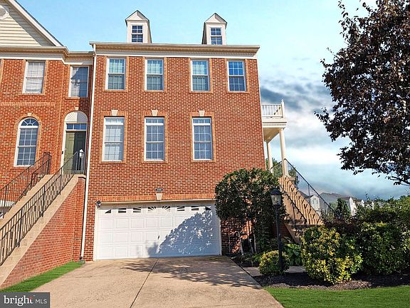 3rd image of 22585 Welborne Manor Sq