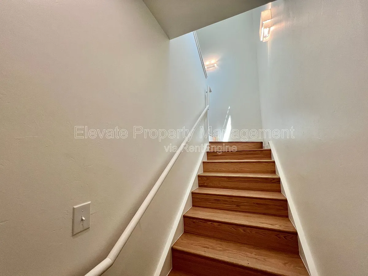 Building Photo - 216 E Hurd St #200