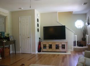 215 6th St, Mount Pleasant, SC 29464