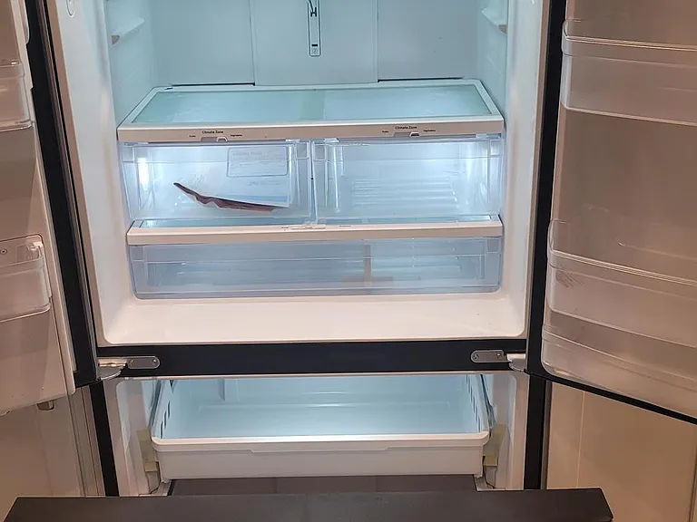 Refrigerator w/ bottom Freezer