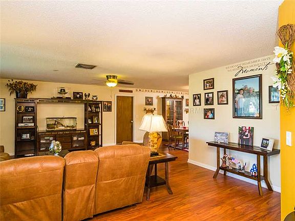 3rd image of 2105 E Timberlane Dr